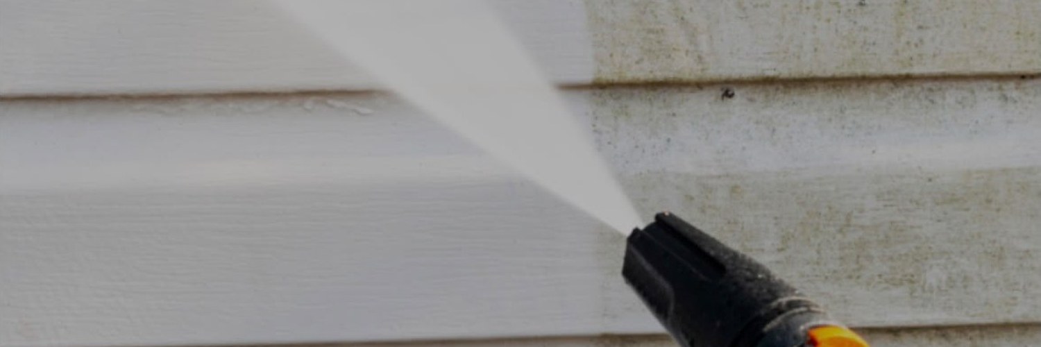 Power washer cleaning dirty vinyl siding
